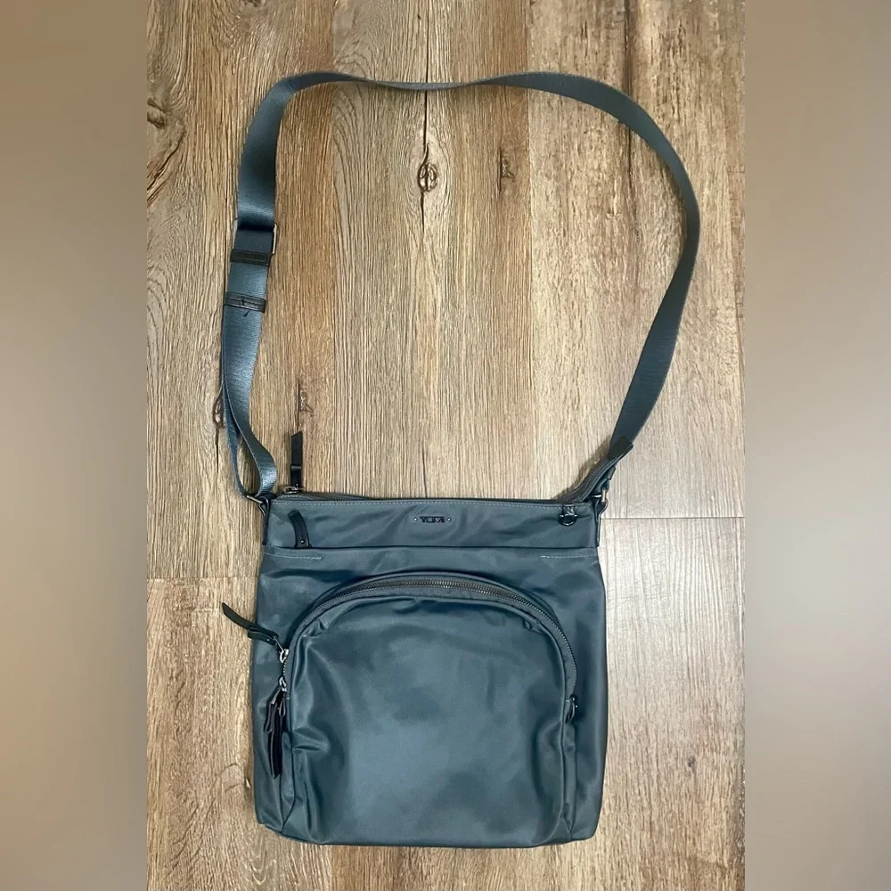 TUMI Voyageur Capri Crossbody Shoulder Bag Gray Nylon Travel Neutral Classic - Picture 3 of 16
